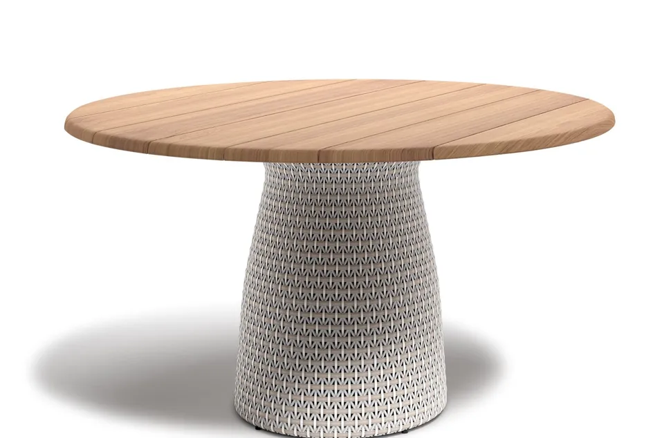 Dedon Fllair dining table, studio photo