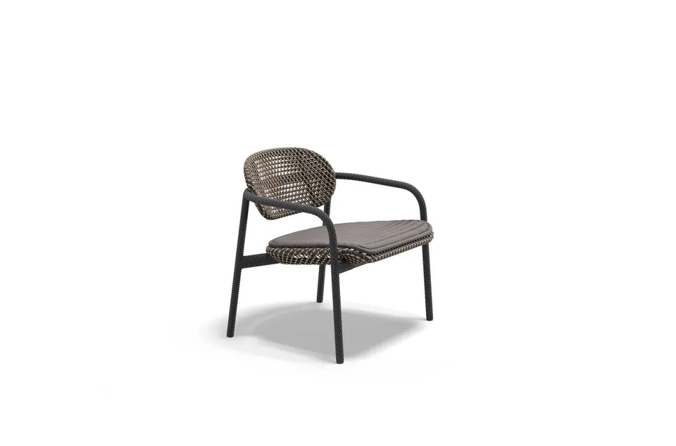 Dedon Roii lounge chair, studio photo